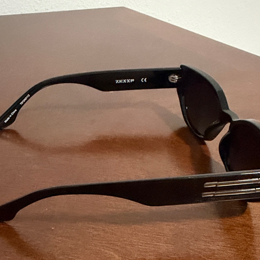 Elegant Black Sunglasses - Picture 4 of 5